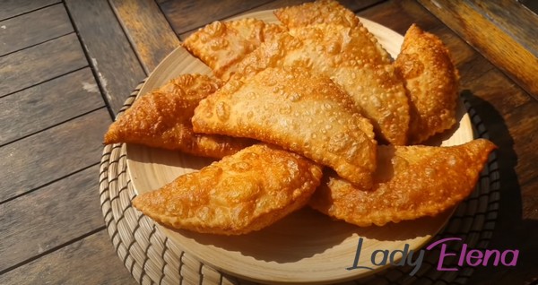 Хрустящие чебуреки с пузырьками